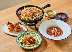 『PIASTRE』『MAISON CACAO』／メゾンカカオ株式会社 求人 昼夜はレストランに、ティータイムにはメゾンカカオカフェとなるトップフロア…と多様な顔を見せる『PIASTRE』。