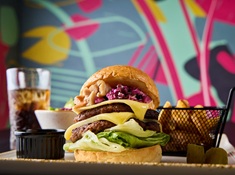 YOTEL東京銀座（Ginza Hotel Operations合同会社） 「銀座ダブルチーズバーガー」は老舗乾物屋からインスピレーションを得た一品で、柴漬けで和の要素を取り入れています。