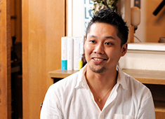 『鮨 飛鳥(SUSHI HICHO) 』『炭火焼き リリー』etc.／H VIEW 株式会社 求人 気さくな笑顔の弊社代表！その他スタッフのインタビューは、ページ上部の「企業情報欄」より「インタビュー」をクリック！