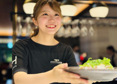 HEARTH TABLES 株式会社 求人 スタッフ全員が協力してお客様の「美味しかったね」「楽しかったね」「いい時間だったね」を作っています。