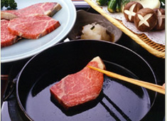 ホテルニューオータニ 岡半 求人 すき焼のみならず、しゃぶしゃぶやオイル焼きも人気です。外国人の方もこの味を求めて多数来店します。