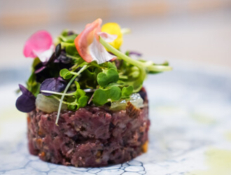 株式会社ウッド工舎 石垣島から直接肉を仕入れて店内で熟成。イタリアンやフレンチテイストを加えた前菜から炭火焼きステーキまでこだわり有◎