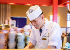 金沢まいもん寿司 福屋広島駅前店／株式会社BREEZE 求人 年齢や経験値問わず、全員が『笑顔』で活躍できる舞台を創っています！