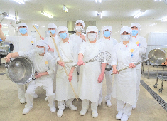 シダックスフードサービス株式会社/シダックスコントラクトフードサービス株式会社/シダックスヒューマン&フードサービス株式会社 求人 スタッフ同士のコミュニケーションを大切にしていきます。協力しながら働けるので安心してください。