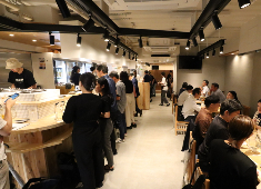 大衆食堂2.0とぽす エキュートエディション横浜／株式会社Def eat（デフイート） 求人 過去2年間の離職率は5％以下！時代にあった思考で働けている為お互いがしっかりと意見を言い合える関係を築けています！