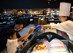 品川プリンスホテル(西武グループ） 求人 サテライトキッチンでのライブ感演出など、ジャンルの垣根を超え調理人としてステップアップできる環境です。