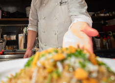 株式会社みやじ豚【飲食店運営事業 採用窓口】 求人 カウンターメインの店内だから、お客様の反応がダイレクトに伝わるやりがい満載の環境！（画像はイメージ）