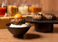 『和食堂ヨロコビノ - 飯と茶-』『美食酒場ニクノカタマリ』etc.／株式会社バリューテーブル 求人 赤身牛肉100％で2週間熟成させ、店内にて炭と薪で焼き上げるハンバーグ！夜はネオ大衆酒場として拘りの料理を提供！