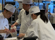 招福楼 東京店 求人 旬の最高食材を全国から選りすぐり、季節感あふれる本格的な会席料理を提供しています（写真は本店の調理スタッフ）。