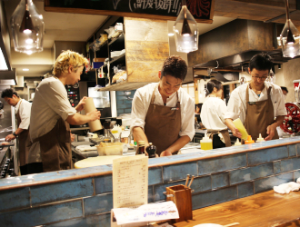 ジェー・プラス株式会社 求人 本格的な料理を気軽に楽しめるスタイル。開放的なオープンキッチンのお店です！