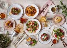 「レストラン キハチ」「キハチ カフェ」／アイビーカンパニー株式会社 求人 無国籍の創作料理を提供しているため、フレンチ、イタリアンの枠には当てはまらず色々な国の調理法、食材、調味料を使用！