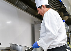 コンパスグループ・ジャパン株式会社／ヘルスケア事業部（高級有料老人ホーム） 求人 調理業務だけでなく、売上管理、従業員教育等のマネジメントにも携わりますが、丁寧に研修がありますのでご安心ください。