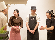 株式会社アントワークス／伝説のすた丼屋／Denver Premium／㐂久好（きくよし）／伝説の肉そば屋 求人 平均年齢は31才！店舗内でもコミュニケーションを取り合いながら働ける…そんな雰囲気の良さも働く魅力のひとつ！