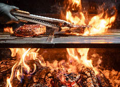 KONEXIOA／株式会社ノヴァックス 求人 薪の香りと炎が織りなす、香ばしく力強い味わい。火を操り、素材の持ち味を最大限に引き出す薪火料理を提供します。