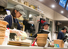株式会社フレッシュネス【東証プライム上場グループ企業】 求人 TBS系番組『ジョブチューン』にて番組最多数の満場一致合格を記録！クオリティにもこだわった商品を各店舗で提供中！