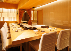 鮨 恵比寿 ふじまさ 求人 店内にはテーブル席を設けずカウンター席のみを配置。特別なシーンにも対応できるよう個室VIPルームも併設しています。