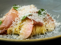 YOTEL東京銀座（Ginza Hotel Operations合同会社） この夏に提供された「桃の冷製パスタ」。旬の国産桃と冷製のカッペリーニを合わせた爽やかな一品です。