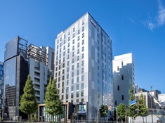 YOTEL東京銀座 求人 各線「新橋駅」～徒歩5分。銀座中央通りの近く、銀座入口の好立地に建つ新築のホテルです。