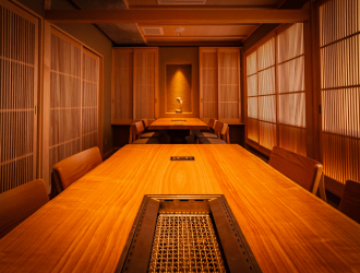 神戸牛512／株式会社日吉フーズ 求人 落ち着いた和モダンの店内。４つの個室で、一組一組のお客様を丁寧なおもてなしでお出迎えしています。