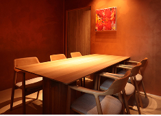 すしなす／麻布十番 秦野よしき／立喰 鮨となりetc.／株式会社となり 求人 非日常的上質な空間が流れる店内においても特に雰囲気が違う個室も頑張りによりお任せするので、若手職人には最良の環境！