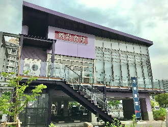 一般財団法人 東京港湾福利厚生協会 求人 「湾岸食堂本店」外観。店内は一面ガラス張りで、お台場レインボーブリッジを一望できる開放的な空間です。