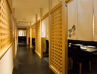 株式会社明治座フードコミュニティー 求人 繁華街立地では少人数向けの個室を、オフィス立地では様々な会食のニーズに合わせた落ち着いた店造りをしています。