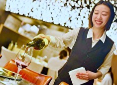 株式会社ジーノエマリオ／『鉄板焼 しろや 銀座亭』『NAPOLIMANIA(ナポリマニア)』 求人 【女性スタッフも活躍中！】全員が笑顔で働ける環境があるから、年齢や性別関係なく働くことができています！