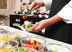 『SAYAN terrace HOTEL&RESORT（サヤン・テラス ホテル＆リゾート）』株式会社エヴァーブルースカイ 求人 メニュー・運営づくりから関われるポジションで、地域食材と向き合い、地方創生にも関われます。