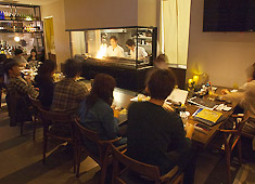 「EIKOKU SHORYU TOKYO 東大赤門前店」「英国昇龍 （EIKOKU SHORYU）福岡店」 求人 ※既存店の英国昇龍福岡店の店内です。伝統の技に遊び心と革新を融合させ、“食の新しい形”を追求しています！