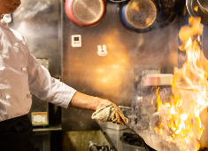 『Aju trattorìa』『YOLO cafe&bar』 etc.／株式会社レストレ 求人 今後店舗拡大に伴い、マネージャーを始めとする統括職などのポジションも生まれていくので、キャリアパス＆フローも充実！