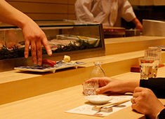 旭鮨総本店株式会社 求人 多くのお客様から支持を得ている当店で働くことは、あなたのモチベーションアップにつながります！