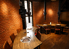 株式会社 木曽路/特選和牛大将軍、国産牛焼肉くいどん 求人 店内のつくりもこだわり他店との差別化を図っています。