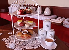 立川ワシントンホテル内Café de Paris／From One’s Heart株式会社 求人 ランチ、ディナーの合間に「アフタヌーンティー」営業を行います。