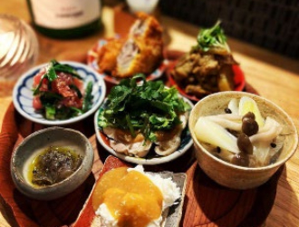 味の店　後楽（こうらく） 求人 旬の素材を掛け合わせ、多彩な逸品料理も取り揃えます。