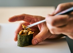 アコー・ラグジュアリー・ジャパン合同会社　ラグジュアリーホテル【フェアモント東京】 求人 鮨「みぎわ」では、伝統の美学と現代の感性が交差する、唯一無二のニューオーセンティックな食体験を提供します。