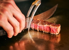 アコー・ラグジュアリー・ジャパン合同会社　ラグジュアリーホテル【フェアモント東京】 求人 「燈辻（とつじ）」は、伝統と洗練されたイノベーションが融合した鉄板焼で、最高級和牛や旬の海の幸を丁寧に調理します。