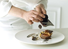 株式会社テイクアンドギヴ・ニーズ　★東証プライム上場企業／ウェディング・ホテル・レストラン採用本部 求人 『100人の料理を1度に作るのではなく、1皿の料理を100皿作る』そんな想いを大切にクオリティ重視の料理を提供中！