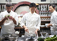 株式会社有隣堂／『有隣堂 BASEGATE横浜関内店内』『一角スタジアム横バル街』etc. 求人 2つのジャンルで募集をしておりますが、想いは同じ！最高にかっこいい料理や雰囲気を、最高のチームで作り上げましょう！