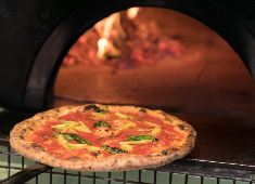 La Terrazza （ラ・テラッツァ） 求人 ナポリから届いた大きな薪窯で焼き上げるナポリピッツァは本格的で百名店にも選出していただきました！