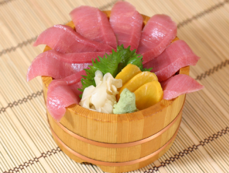 魚家グループ 求人 【築地すし一番】四季の味わいや
銘酒を楽しめる寿司店。毎週土曜日はまぐろの解体ショーも実施しています！