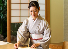 株式会社 木曽路（東京証券取引所プライム市場・名古屋証券取引所プレミア市場） 求人 【接客長候補】着付けや所作も丁寧にお教えしています。研修や勉強会など学べる機会も多くご用意しています。