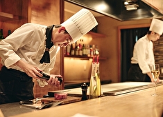 鉄板焼 美安 etc.／エス・フィールド 株式会社 求人 落ち着いた雰囲気の中で、一組に集中し働ける職場環境だから、学びの速度も段違いです！