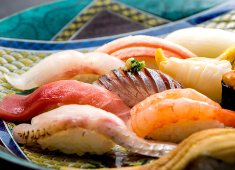 金沢まいもん寿司／まぐろ問屋いちもん etc.／株式会社エムアンドケイ 求人 お客様の前で職人が握り…提供しているので、スキルの向上・習得ができ、現状以上が狙えますよ！