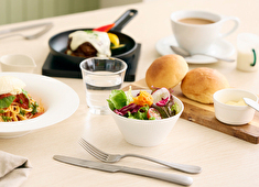 よつ葉ホワイトコージ株式会社 求人 白い居心地（white cozy）にふさわしい清潔感あふれる空間。笑顔の仲間とミルクの香りに包まれて働きませんか？