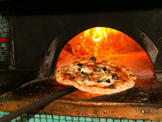 ESSE DUE（エッセドゥエ）／株式会社エムアイエステート 求人 薪窯のピッツァを学ぶこともできます。イタリアン経験を活かしてキャリアUPしましょう！