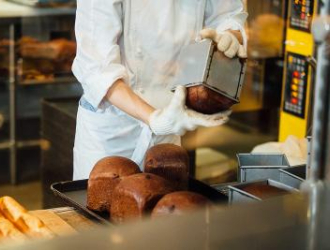 株式会社タイソンズアンドカンパニー 求人 【breadworks】粉からパンを全て手作りで焼き続けるベーカリー＆カフェ。デリやサンドイッチ、ケーキなども楽しめます。