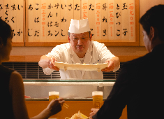 株式会社築地すし好 求人 スタッフ同士のチームワークは抜群な環境。コミュニケーションも取れているので中途入社の方も働きやすい環境です。