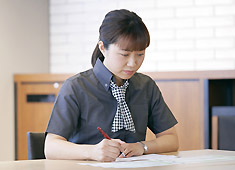 コンパスグループ・ジャパン株式会社／ヘルスケア事業部 求人 調理業務だけでなく、売上管理、従業員教育等のマネジメントにも携わりますが、丁寧に研修がありますのでご安心ください。