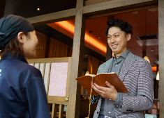 株式会社 glob 求人 売上規模の大きい店舗運営を経験することで、マネジメントスキル・経営感覚がスピーディーに身に付きます。