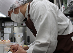 株式会社銀座近江屋洋菓子店／「茅場町店」 求人 ケーキは全て店内で仕上げていきます。